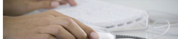 Une main sur une souris d'ordinateur